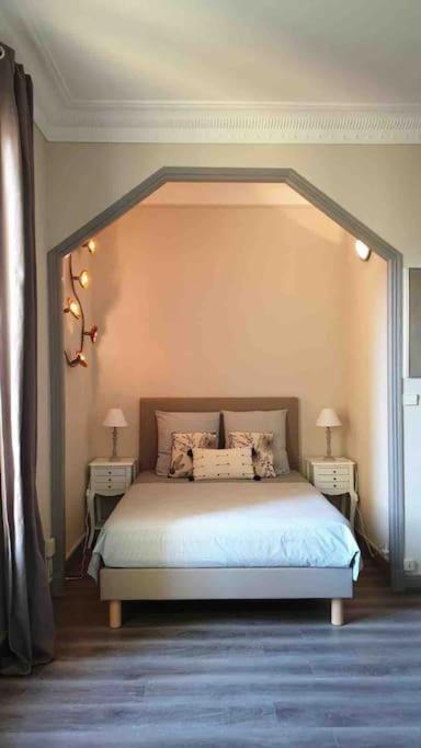 Charming Overlooking A Beautiful Garden Niza